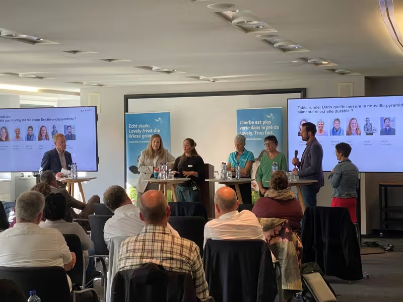 Copyright PSL. Table ronde forum du lait 2024 avec Roland Wyss-Aerni, Katja Riem, Véronique Guerne, Barbara Walther, Beatrice Conrad, Patrik Zurlinden et Rahel Brütsch.