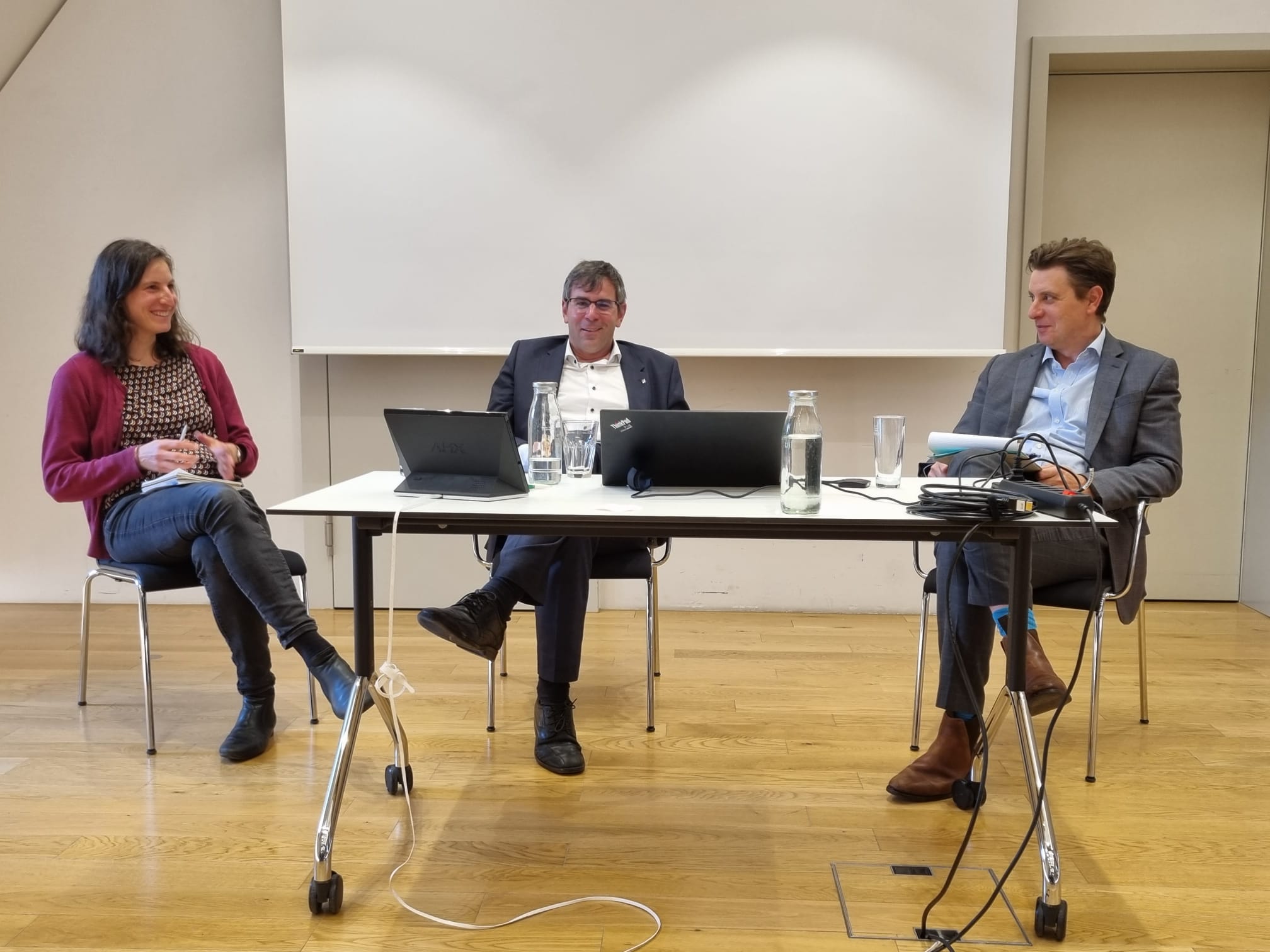 Légende photo ASSAF - de gauche à droite : Anna Beerli OFAG, David Ruetschi ASSAF, Dominik Klauser, Directeur Plateforme SAI
