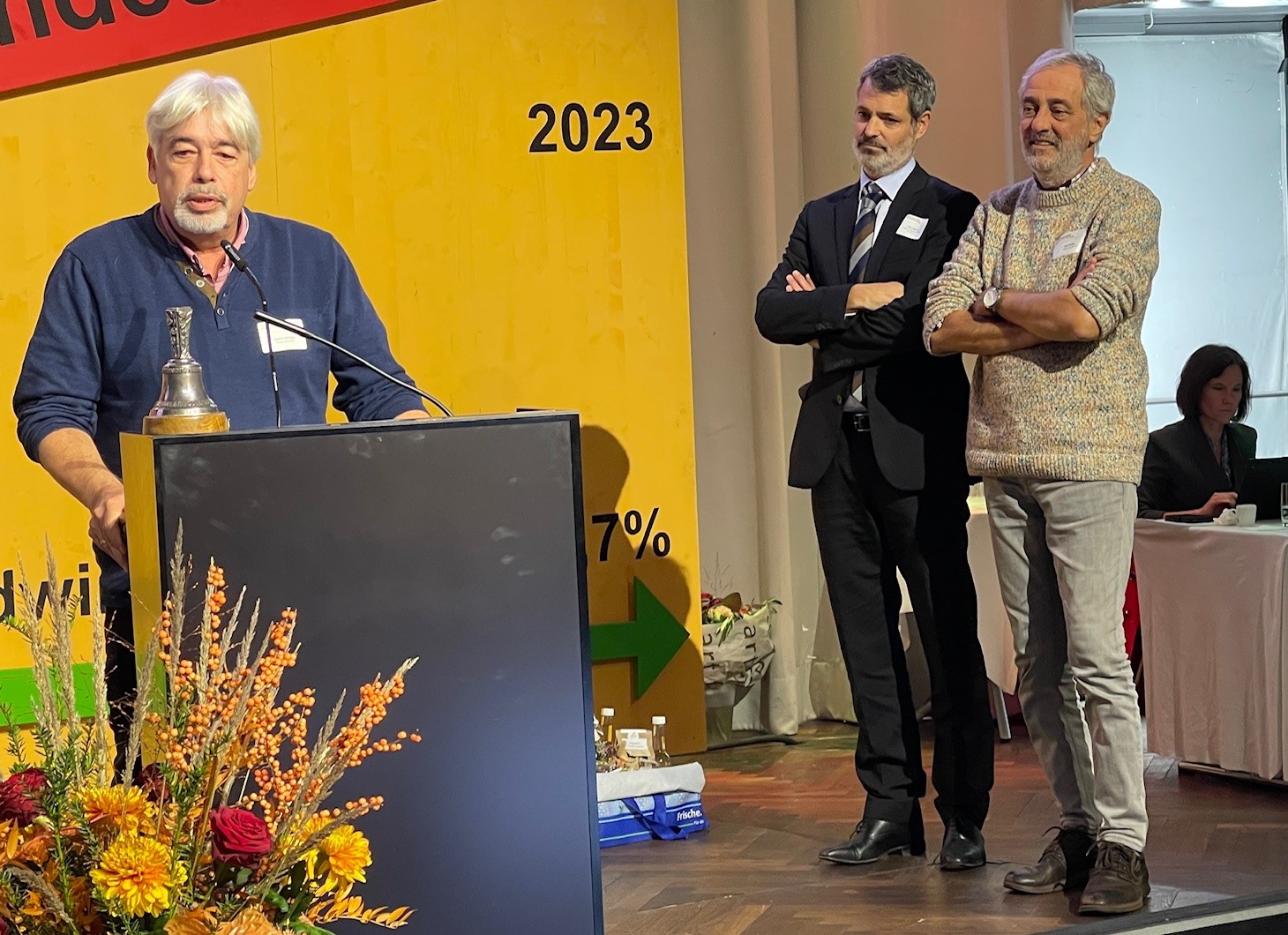 Le prix média de l’USP a été remis à Xavier Lafargue (pull bleu) et Eric Budry (pull beige) journalistes à La Tribune de Genève par Yann Huguelit (en costume noir), président d’AGIR. (Photo PB)