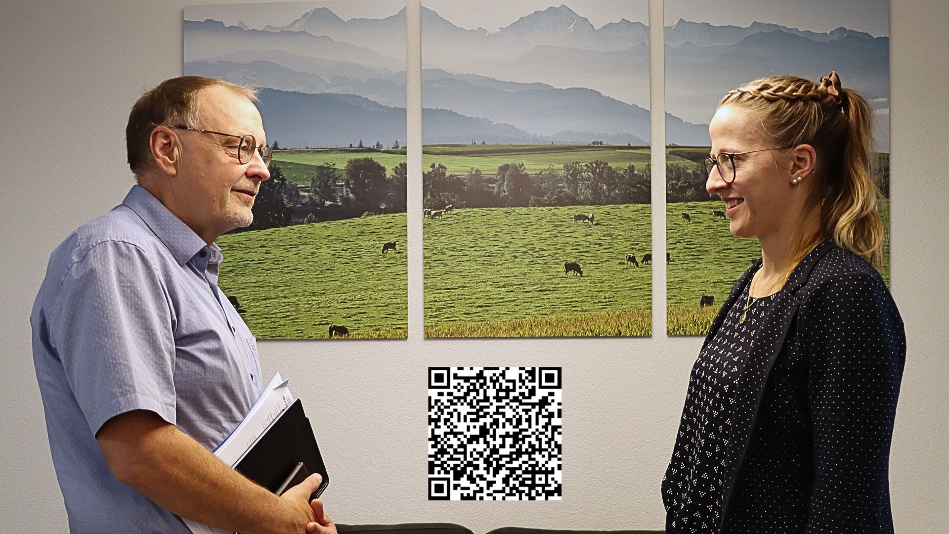 Francis Egger et Michelle Wyss, chevilles ouvrières du grand sondage de l’USP, accessible entre autres via ce QR code – photo EA