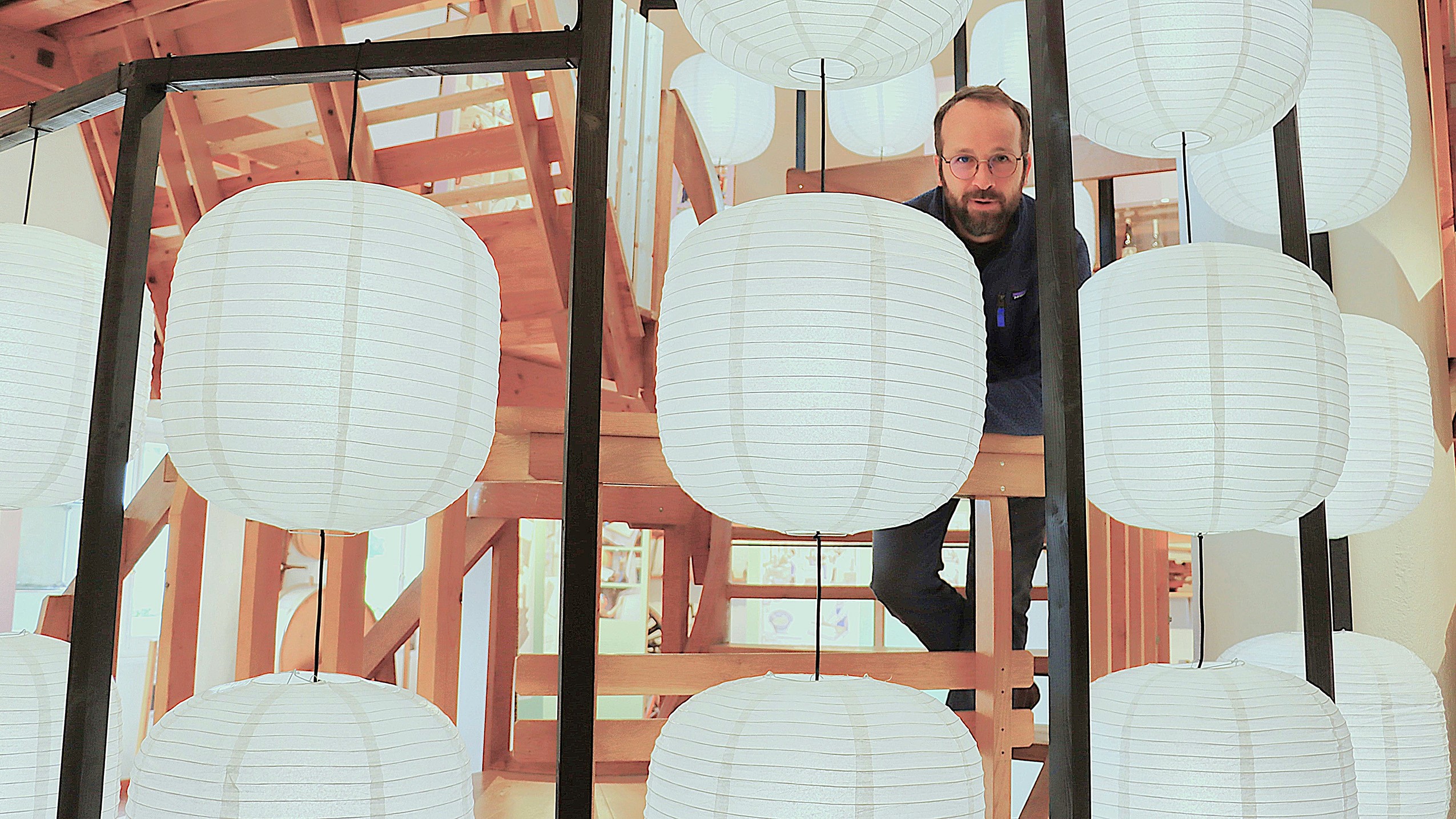 Au cœur du Musée du bois, qui fête ses 50 ans, s’enroule un escalier parsemé, pour cette expo, de suspensions en papier, comme si le château dans le ciel était déjà à l’étage. On y suit Pascal Sigg, le directeur de l’Arboretum - photo EA