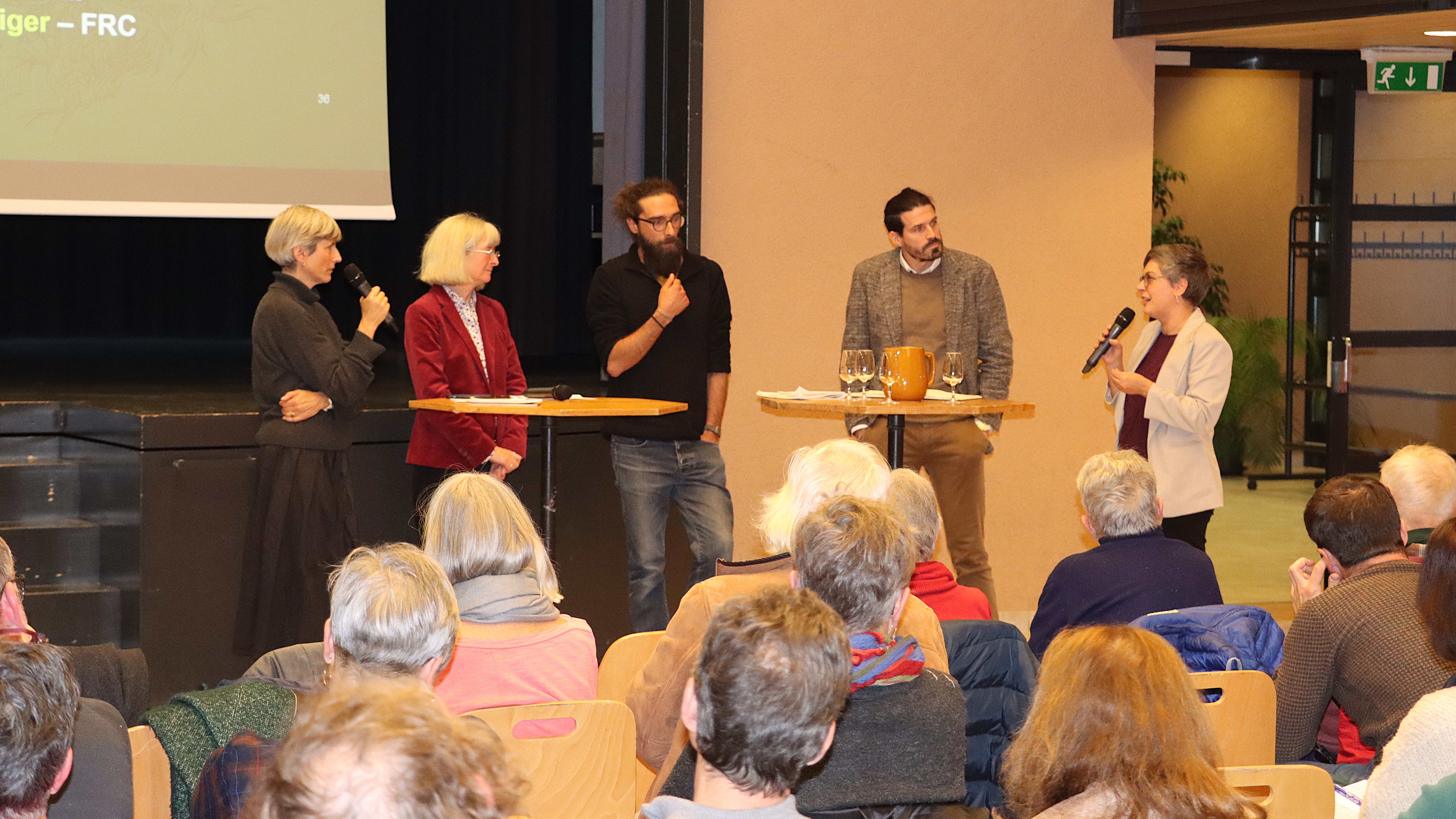 De gauche à droite, la modératrice Tania Brasseur, Barbara Pfenniger (FRC), Alberto Silva (Uniterre), Martin Pidoux (Prométerre) et Emilia Schmitt (Unil) - photo EA