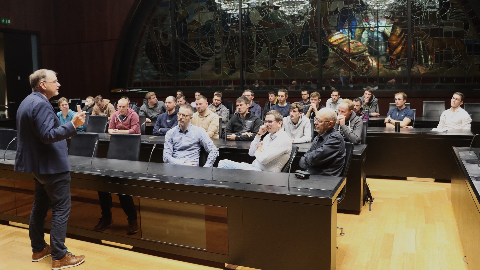 Tout en haut du Palais fédéral, en salle 301 d’ordinaire réservée aux séances du plus grand groupe politique du Parlement, Francis Egger, vice-directeur de l’USP, a parlé PA2030 et expliqué son travail aux étudiants – photo EA 