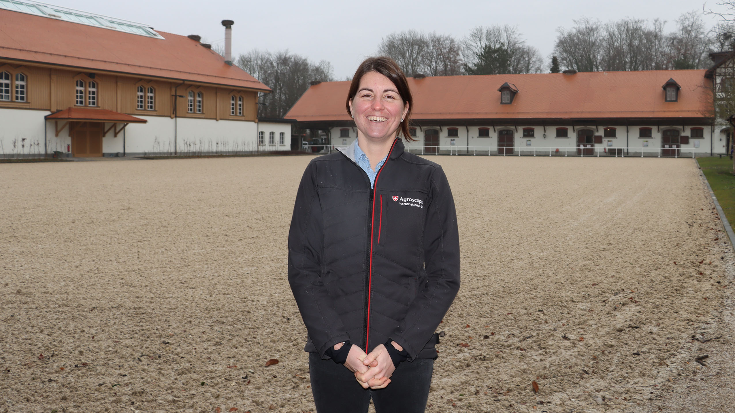 Inès Lamon devant la cour d’honneur du Haras, là même où, le 1er mars, vous pourrez venir assister à la finale de la sélection des étalons franches-montagnes – photo EA