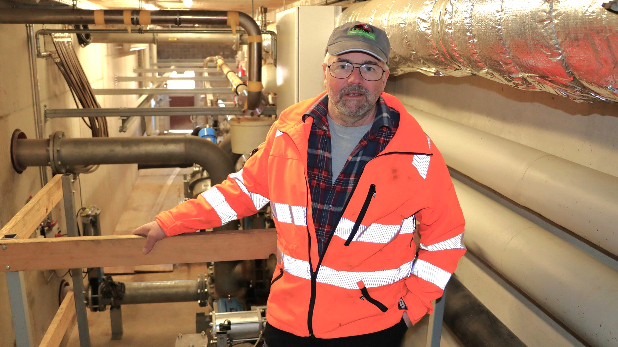 Tom Schnyder dans les entrailles de son installation de biogaz Agro Energie Uttewil, à Bösingen – Photo EA