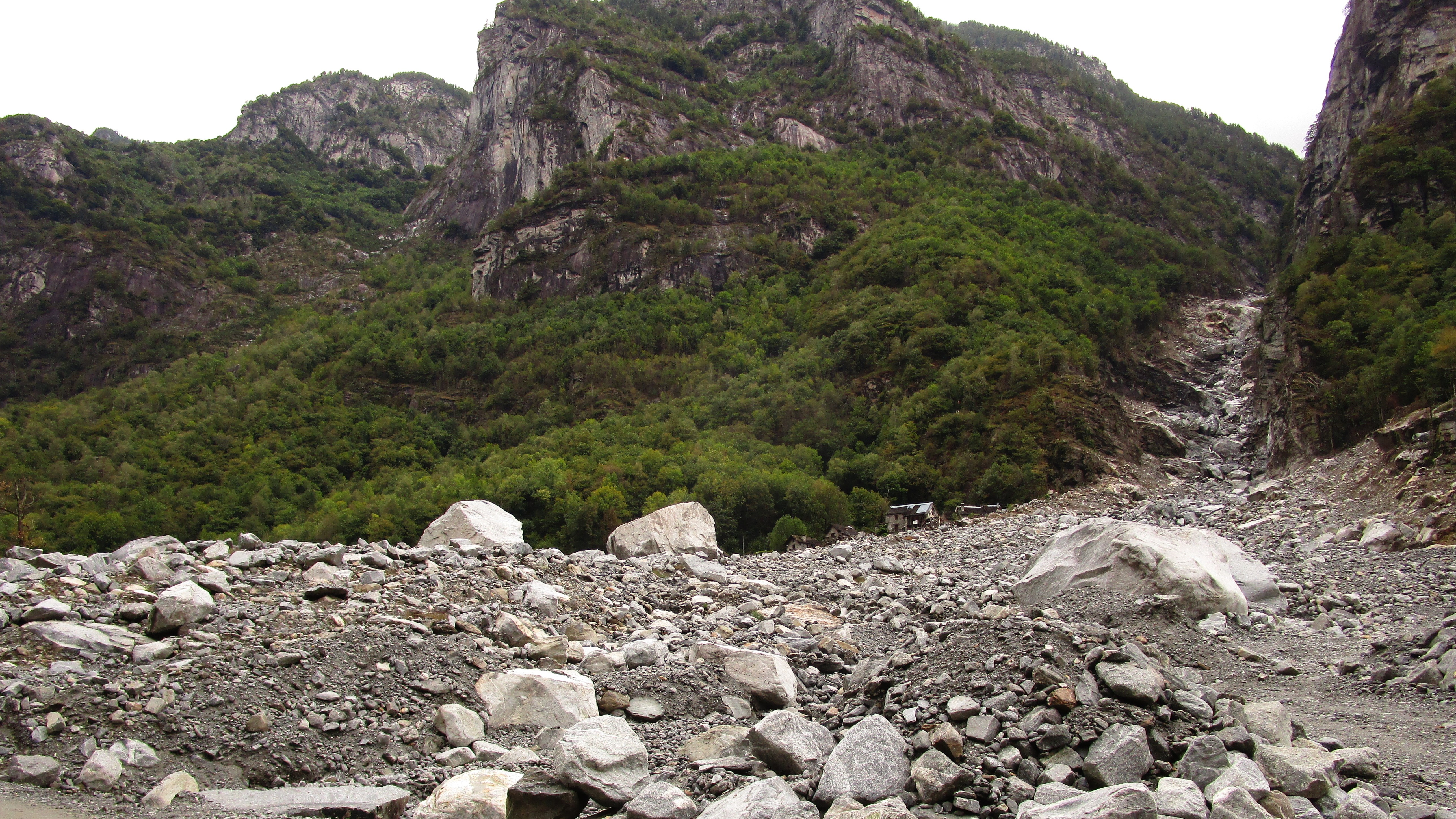 Plus de la moitié des dossiers traités par fondssuisse concerne des éboulements, glissements de terrains ou inondations, comme dans le val Maggia, au Tessin, lors de cet été 2024 dévastateur – photo fondssuisse