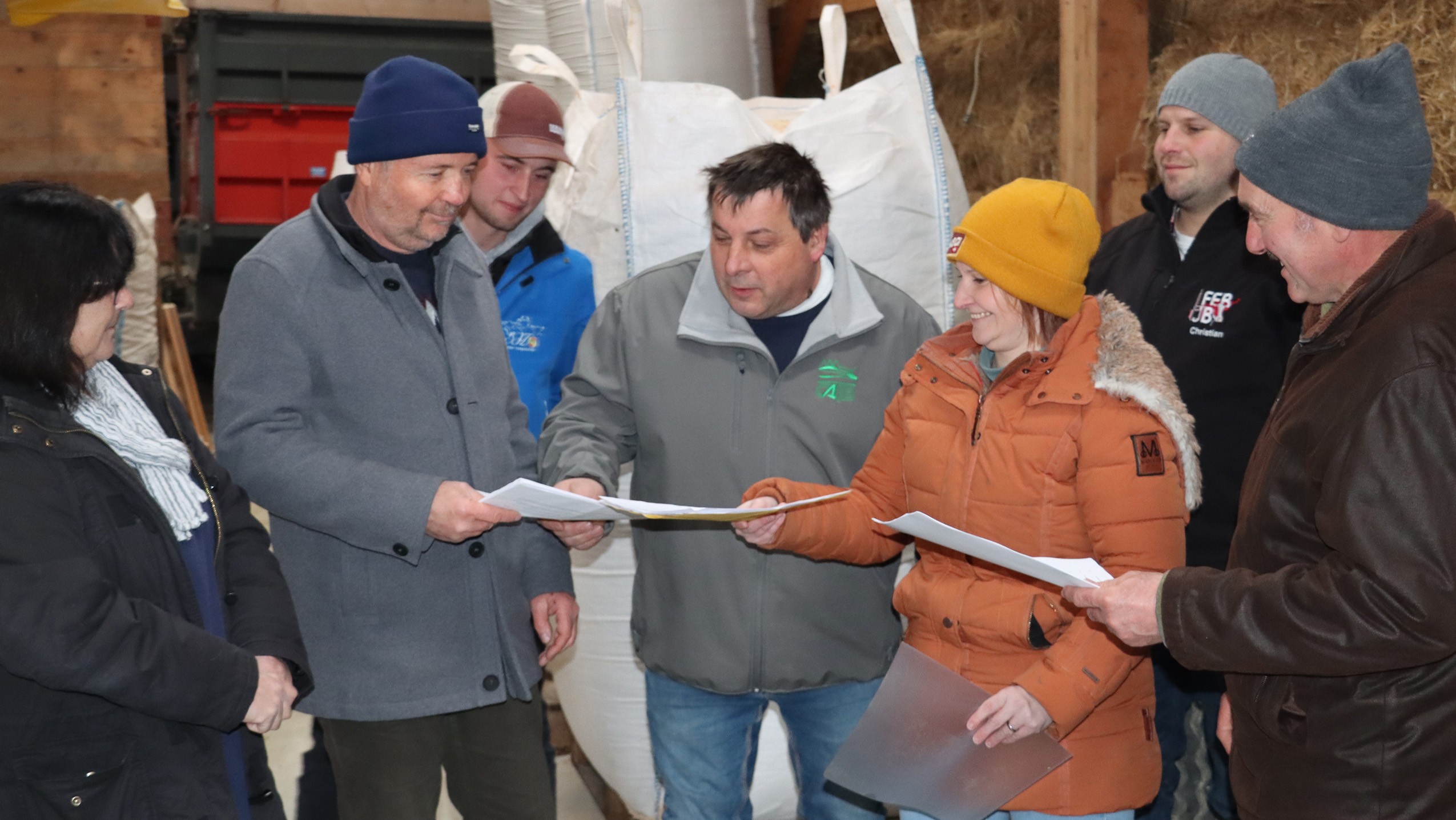 Représentant du canton de Berne, Rénald Queloz (à gauche), chef de la Division forestière du Jura bernois, a reçu la pétition des mains du président de la CAJB, Martin Kohli, et de sa secrétaire générale Daniela Allemann-Gerber – photo EA